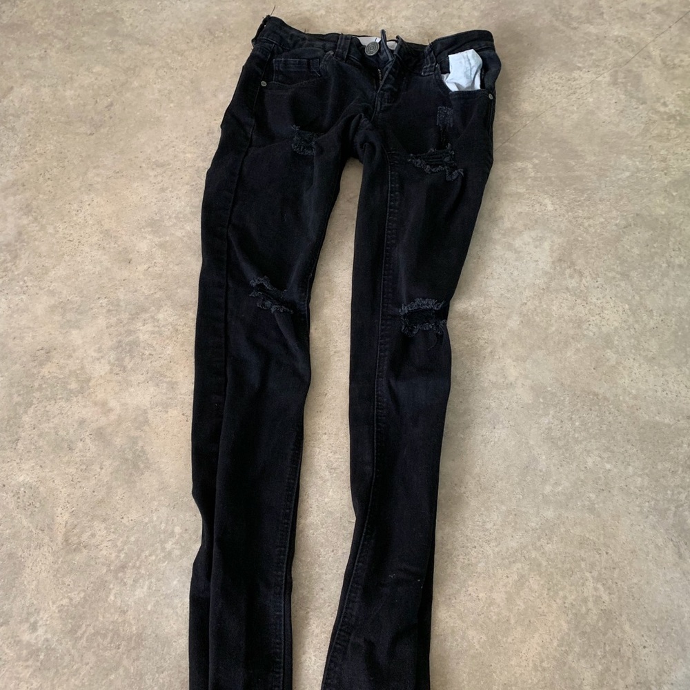 BLACK RIPPED SKINNY JEANS